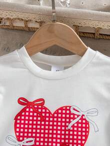 Set de 2 piezas de ropa casual de verano para niñas con top sin mangas con estampado de corazón y lazo, y pantalones con estampado de parches - Rojo - Ver 3