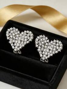 一对浪漫的心形微镶耳环，精致优雅，适合女性日常佩戴和约会，也可作为礼物送给朋友或情侣。