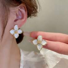 Mother-Of-Pearl Flower Earrings With Gold Plating, An Elegant Women's Accessory. - trắng - Xem 1