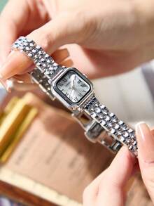 LIANDU LIANDU Montre pour femme, design carré élégant et minimaliste, cadran avec chiffres romains, bracelet en acier inoxydable amovible. Convient pour un port quotidien, cadeau d'anniversaire ou à offrir à des amis et à la famille - Argent - Voir 1