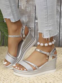 1双银色亮片坡跟凉鞋，编织带装饰厚底厚底凉鞋，欧美风格厚底搭扣露趾女鞋，轻便舒适多功能鞋，适合青少年女孩参加派对和假日活动，2026春夏新款