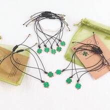 10条绿色四叶草吊坠手链 + 10个欧根纱袋 + 10张贺卡 圣帕特里克节、情人节、毕业季 春季配饰 幸运四叶草吊坠 创意编织手链 礼物 与家人朋友分享