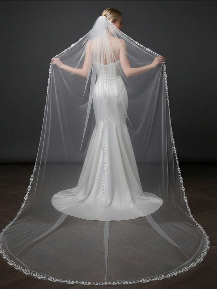 1 chiếc khăn voan cô dâu ren một lớp, dài đến đầu ngón tay, kiểu dáng dài nhà thờ, phù hợp cho đám cưới, tiệc độc thân, chụp ảnh cưới, kèm lược cài tóc kim loại.