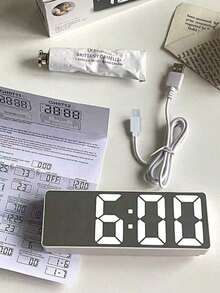 Multi Colored LED Mirror Desktop Alarm Clock, Digital Alarm Clock, Desktop Electronic Alarm Clock, Display Time, Night Light, Desktop USB Alarm Clock, Home Decoration Smart Clock, Bedroom Home Office Desk Clock, Desktop Clock, Temperature Date Display, Electronic Desktop, Student And Toddler Desk Mirror, LED Clock, Back To School, Beautiful Dormitory Decoration, Home Decoration(Requires 3 AAA Batteries, Or Plug In For Use, 6.29 Inches * 2.36 Inches) - 白色白螢幕 - 查看 5