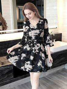 Vestido corto de mujer Vestido primaveral/veraniego con estampado floral en blanco y negro, cuello en V, cintura con cordón, mangas acampanadas, silueta A de talle alto, largo corto, elegante y favorecedor, con aire de cuento de hadas. - Negro - Ver 4