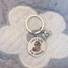 锌合金相机钥匙扣，休闲优雅的礼物，适合送给摄影师、电影制作人、男友、丈夫，生日、父亲节、情人节等场合。