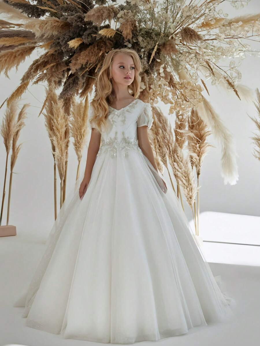 Adorable V-Neck Flower Girl Dress With Princess Cap Sleeves And A-Line Tulle Skirt – Sweet Gown For Girls Featuring A Delicate Neckline, Elegant Puff Sleeves, And Gracefully Flowing Silhouette, Perfect For Weddings, Christmas Celebrations, Halloween Parties, Birthday Events, And Special Occasions. A Charming Choice For Flower Girl Attire, First Communion Dresses, Birthday Party Outfits, Photoshoots, Holiday Gatherings, Family Reunions, Garden Parties, And As An Enchanting Princess Dress For Festive Moments. - 白色 - 查看 1