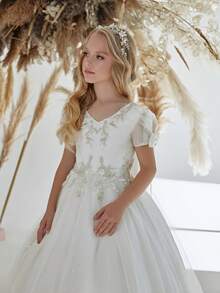 Adorable V-Neck Flower Girl Dress With Princess Cap Sleeves And A-Line Tulle Skirt – Sweet Gown For Girls Featuring A Delicate Neckline, Elegant Puff Sleeves, And Gracefully Flowing Silhouette, Perfect For Weddings, Christmas Celebrations, Halloween Parties, Birthday Events, And Special Occasions. A Charming Choice For Flower Girl Attire, First Communion Dresses, Birthday Party Outfits, Photoshoots, Holiday Gatherings, Family Reunions, Garden Parties, And As An Enchanting Princess Dress For Festive Moments. - 白色 - 查看 2