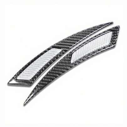 这款贴纸由 2 片高品质真碳纤维编织而成，表面涂有透明树脂涂层，呈现出逼真的三维纹理外观，模仿了专业汽车碳纤维部件。