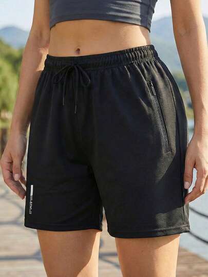 女士抽绳运动短裤，带纹理拉链口袋和字母图案，适合运动和户外活动，黑色