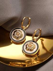 一对优雅的法式复古花卉几何图案吊坠耳环，尽显奢华高端质感，适合女性日常、通勤、节日、派对等场合佩戴。