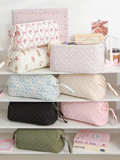 1pc Fashion Bow Pattern Quilted Hair Dryer Storage Bag With Handle Floral Print Multi-Pocket Design Hair Dryer,Cartoon Bear Pattern Hairdressing Tool Bag Suitcase Travel Carrying Storage Bag For Curling Tools, Combs, Hair Clips, Hair Straighteners, Great For Home And Travel, Makeup Storage Toiletry Bag Cosmetic Storage Travel Essentials Cruise Essentials Dormitory Essentials Mom Gift Bridesmaid Gift Holiday Gift