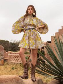 Faeriesty Đầm maxi hoa cổ cao thanh lịch dành cho nữ: Kiểu dáng Bohemian với viền bèo nhún, tay chuông, thiết kế lưng hở buộc dây, thắt lưng eo, chân váy xếp tầng bồng bềnh - Hoàn hảo cho đám cưới ngoài trời, chụp ảnh cưới phong cách Bohemian, lễ cưới trong vườn, kỳ nghỉ lãng mạn, chụp ảnh ngoại cảnh mùa xuân. - Màu vàng - Xem 9