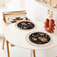 Bộ 1/4/6 chiếc đèn lồng chạm khắc vàng theo chủ đề lễ hội Trung Đông, bầu trời sao đen thẳm với những vì sao lấp lánh, trăng lưỡi liềm khoét rỗng màu vàng, viền họa tiết dập nổi. Tấm lót bàn/đế lót ly bằng vải lanh in hình tua rua, in hoa văn. - Nhiều màu - Xem 2