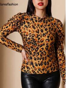 Blusa para mujer con estampado animal print moderno y llamativo, diseño de manga larga con cuello redondo clásico que aporta equilibrio y versatilidad al look, ideal para mujeres jóvenes y señoras que disfrutan vestir con estilo; confeccionada en licra stretch de alta calidad, suave, cómoda y elástica, que se adapta perfectamente al cuerpo y realza la figura sin limitar el movimiento; detalles plisados en los hombros que aportan un toque elegante y estructurado, dando volumen sutil que estiliza la parte superior del cuerpo; prenda ideal para usar durante el otoño, invierno o entretiempo, perfecta para crear looks urbanos, casuales o sofisticados combinándola con jeans, pantalones entallados o faldas; una blusa versátil que no puede faltar en el guardarropa de quienes buscan moda femenina, moderna y con actitud, fácil de llevar en el día a día o en eventos informales con un toque chic - Marrón Mocha - Ver 2