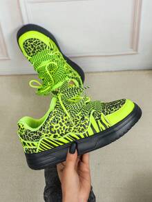 Giày nữ màu xanh neon mới năm 2026, kết hợp các yếu tố họa tiết da báo độc đáo, giày thể thao phong cách đường phố, giày đế cao, món quà hoàn hảo cho năm mới và ngày Valentine, giày đi bộ thường ngày unisex phù hợp cho cuộc sống hàng ngày và kỳ nghỉ. - Nền xanh lục huỳnh quang đen - Xem 3