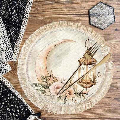 1/4/6 piezas Serie del Festival de Oriente Medio Medialuna dorada rodeada de flores rosas y hojas verdes, emparejada con farolillos dorados calados con bordes de flores impresos en lino con borlas, elegantes manteles/posavasos redondos de luz de luna de Ramadán, poliéster con borde floral, lavable a mano - Ideal para mesas de comedor