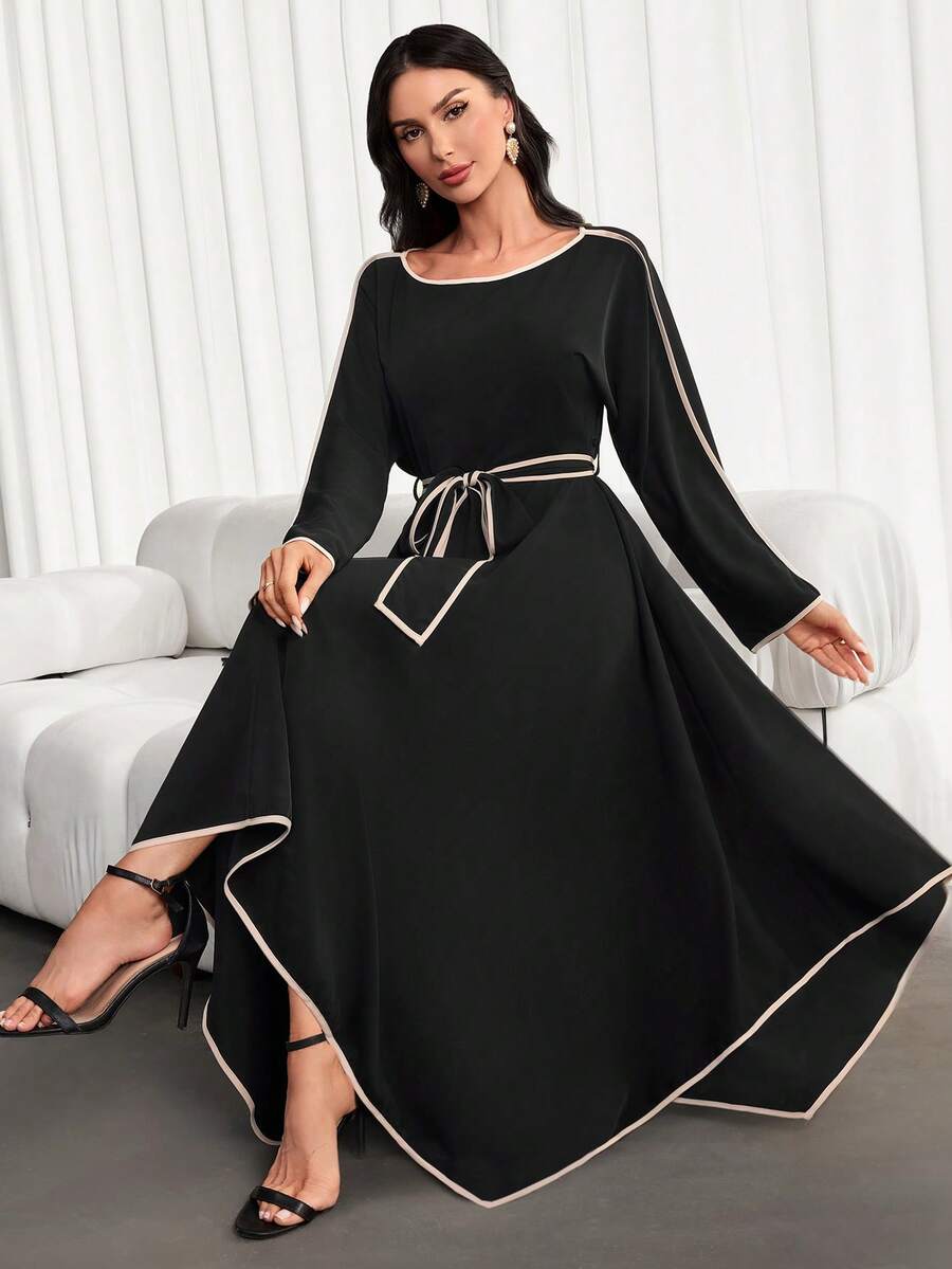 Vestido feminino de primavera/verão, em blocos de cores damasco e preto, com decote em V – Barra assimétrica, cinto com nó em cor sólida, silhueta em A, ombros raglan, modelagem que afina a silhueta, ideal para férias casuais e com elegância sofisticada. - Preto - Ver 1