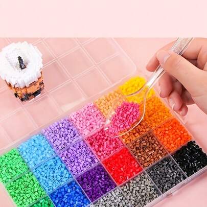 8400 piezas (caja de 24 rejillas) Cuentas con formas creativas, juego de cuentas de fusión para hacer patrones con plancha, cuentas de fusión de 2.6mm con tablero de clavijas y paño de planchar, set combinado para hacer puzzles 3D, arte de píxeles hecho a mano, adecuado para hacer joyas DIY y materiales de decoración con cuentas