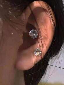 三对镶嵌银质白钻的耳饰，尺寸分别为3/4/5毫米。从日常佩戴的精致优雅到派对上的吸睛亮点，这些不同尺寸的钻石耳饰都能完美胜任。它们是绝佳的节日礼物。适合婚礼、妈妈生日、海滩度假和各种节日场合，是送给女性、妈妈、老师、朋友、伴娘、学生以及返校季的完美礼物。简约、美丽、时尚、优雅，是夏季的理想之选。 - 銀色 - 查看 4