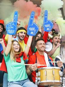 2个泡沫手指道具，采用厚实柔软的泡沫材料制成，多种颜色可选，适用于啦啦队表演、体育赛事、足球比赛、体育庆典、派对、学校集会、酒吧聚会、情人节、复活节和其他场合的加油助威。 - 彩色 - 查看 7