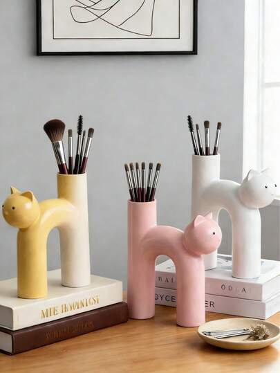 1个可爱猫咪造型收纳装饰罐，适合收纳化妆刷、眉笔等。也可用于装饰梳妆台、客厅、卧室或办公室，是送给朋友的绝佳礼物。