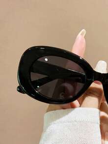 زوج نظارات شمسية بيضاوية عتيقة، مناسبة لمهرجانات الموسيقى والشواطئ والمناسبات الأخرى، مثالية لنظارات شمس النساء، نظارات شمس عصرية وكاجوال، يمكن تنسيقها مع الجوارب الصوفية والجينز وبنطلونات السويت وهوديز والسترات والفساتين والقمصان ذات الأكمام الطويلة، أنيقة ومتعددة الاستخدامات، مناسبة للرحلات العائلية والسفر والعطلات الصيفية على الشاطئ والأنشطة الخارجية وما إلى ذلك. - الأسود - مشاهدة 3