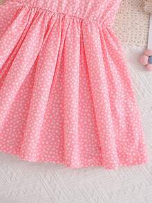 年轻女孩碎花盖袖收腰休闲连衣裙，夏季