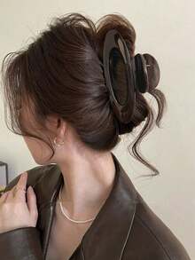 Women's Oval Hollow Claw-Shaped Hair Clip, Asymmetric Hair Claw, Chocolate Brown Hair Accessory, Classic Fashionable High-End Hair Claw, Acrylic Material Hair Clip, Suitable For Thick Or Voluminous Hair For Half-Up Or Full Updo Hairstyles Women Claw Clips Elegant Hair Accessories - Chocolate Brown - View 3