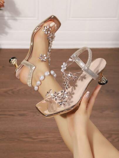 女士银色水晶花朵细高跟凉鞋 - 露趾高跟鞋，配珍珠踝带、透明鞋带和水钻装饰，舒适鞋垫，适合晚宴和正式场合