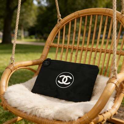 CHANEL 香奈儿双C标志大号黑白手拿包，羽绒收纳包，触感如枕头般柔软，黑色拉链头，30厘米*21厘米的宽敞尺寸，便携式化妆品及必需品收纳包，适合日常使用、旅行和送礼，经典永恒的手拿包/收纳包/化妆包，旅行必备