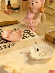 优雅贝壳形陶瓷首饰碟套装 – 1 件粉色和珍珠白首饰收纳盘，可放置戒指、项链、耳环 | 可爱的梳妆台装饰托盘，适用于卧室梳妆台、浴室台面 | 迷人的家居装饰收纳碗，可存放小饰品、化妆品和桌面小物件 | 时尚礼物，适合女性、女孩（粉色和白色） - 彩色 - 查看 3