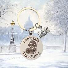 锌合金相机钥匙扣，休闲优雅的礼物，适合送给摄影师、电影制作人、男友、丈夫，生日、父亲节、情人节等场合。