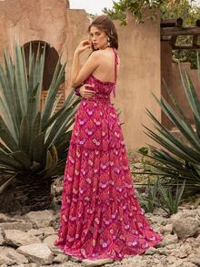 Faeriesty 优雅露背长裙：无袖层叠荷叶边礼服，交叉露背设计，刺绣花藤图案，轻盈飘逸的面料——完美适用于花园婚礼、波西米亚风新娘写真、目的地婚礼、乡村风周年庆典、浪漫户外活动等夏季场合。 - 玫瑰紅 - 查看 2