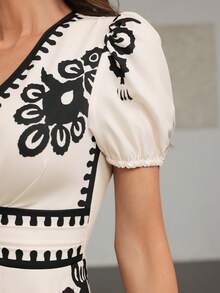 女士复古印花休闲度假迷你连衣裙 – 前腰褶裥、泡泡袖、轻松打造时尚造型 - 杏色 - 查看 7