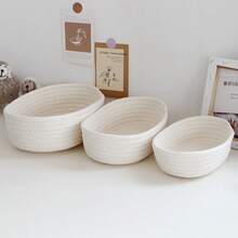 Giỏ đựng đồ hình bầu dục, đan bằng sợi màu xanh dương trơn, kiểu dáng tối giản, thích hợp để trang trí bàn phòng khách và lối vào, lý tưởng để đựng đồ ăn nhẹ, trái cây, đồ chơi, đồ dùng phòng tắm và văn phòng phẩm. Là món quà đa năng cho mùa xuân, ngày Valentine, Ngày của Mẹ, các buổi họp mặt lễ Phục sinh, sinh nhật, dọn dẹp nhà cửa, hoặc dùng thay thế giỏ đựng đồ giặt, có tay cầm bằng dây bền chắc, nhẹ và thoáng khí. Giải pháp lưu trữ gọn gàng cho không gian nhỏ, điểm nhấn trang trí nhà cửa sang trọng, lý tưởng để làm quà tặng, phụ kiện sắp xếp nhà cửa theo mùa. - trắng - Xem 3