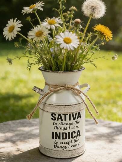 Vit metallvas i sliten färg. Lämplig för blandade blombuketter i vitt, rosa och orange, placerad på en fönsterbräda eller bordsskiva, tillsammans med små suckulenter, vilket skapar en avslappnad och fräsch konstnärlig atmosfär i ett hörn med naturligt ljus.