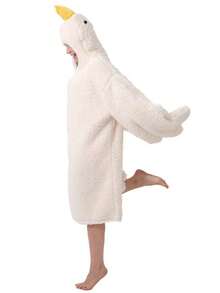 Bộ 2 món gồm áo khoác nỉ lông ngỗng cỡ lớn có mũ trùm đầu và túi, kèm dép đi trong nhà hình chân ngỗng. Chất liệu vải flannel ấm áp và thoải mái, món quà hoàn hảo cho người lớn - món quà ấm áp nhất. - Nhiều màu - Xem 4