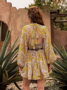 Faeriesty Đầm maxi hoa cổ cao thanh lịch dành cho nữ: Kiểu dáng Bohemian với viền bèo nhún, tay chuông, thiết kế lưng hở buộc dây, thắt lưng eo, chân váy xếp tầng bồng bềnh - Hoàn hảo cho đám cưới ngoài trời, chụp ảnh cưới phong cách Bohemian, lễ cưới trong vườn, kỳ nghỉ lãng mạn, chụp ảnh ngoại cảnh mùa xuân. - Màu vàng - Xem 2