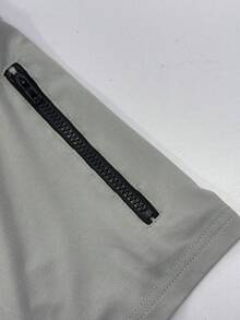 GOLDREDY Herren Mode V-Ausschnitt Strick Weicher Stoff Reißverschluss Dekor Kurzarm Hemd, Retro Streetwear Stil geeignet für Lässig Ausflüge und Pendeln - Hellgrau - Übersicht 3