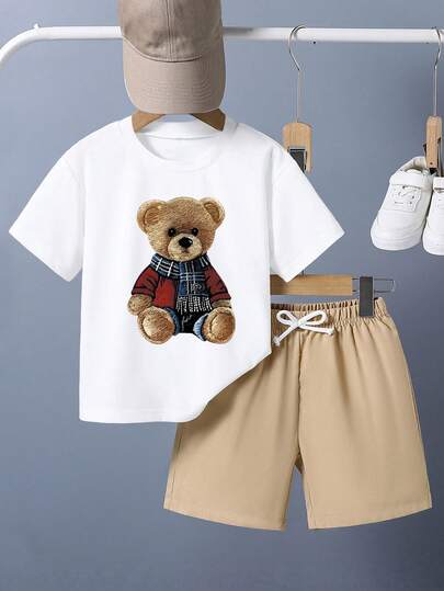 Bộ áo thun ngắn tay và quần short in hình gấu hoạt hình dành cho bé trai.