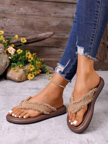Dép sandal đi biển nữ đế dày màu nâu viền ren, sandal du lịch màu nâu, giày đi biển mùa hè du lịch nữ, dép lê bệt mùa hè – sandal hở ngón, làm từ chất liệu PU mềm và vải, trang trí bằng tua rua. Điểm xuyết viền ren và các chi tiết trang trí, kết hợp với đế cao su, hoàn hảo cho kỳ nghỉ, hoạt động ngoài trời, mặc trong nhà, tiệc cocktail và các dịp ngoài trời hàng ngày. Dép xỏ ngón hở ngón phong cách đi biển đế cao su màu nâu. - màu nâu - Xem 6