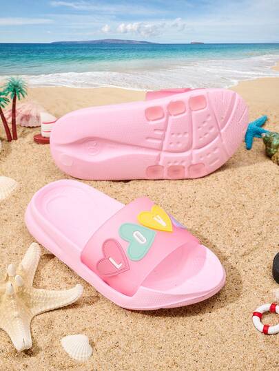 1双女童可爱爱心装饰平底休闲户外凉鞋，带后跟带，适合夏季穿着