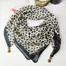 Women's Leopard Print Chiffon Scarf With Pendant, Lazy Neck Scarf Necklace, Lightweight Versatile Fashion Neck Wrap, Chic Small Square Scarf For Daily Wear & Neck Protection - 磁扣豹紋白底黑點 - 查看 6
