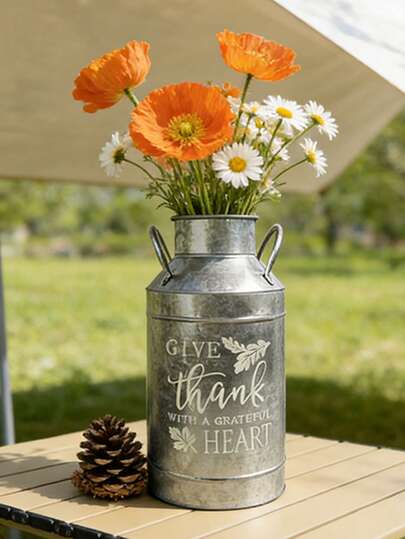 这款复古镀锌铁牛奶罐造型花盆，罐身印有“感恩”字样，散发着质朴的艺术气息；适合种植天竺葵、常春藤等垂吊植物。它不仅可以作为绿植花盆，还能为休闲空间增添舒缓放松的氛围，是打造温馨居家角落的绝佳装饰品。