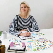 月/周计划贴纸，适用于节假日、日程安排、备忘录和笔记。包含粉色日期贴纸、节日标记贴纸、波点贴纸、季节贴纸和便捷提醒贴纸。可用于剪贴簿、日记本、手机壳和行李箱装饰。有助于时间管理、提高效率和培养自律性，助您实现梦想和目标。返校用品。 - 粉色 - 查看 5