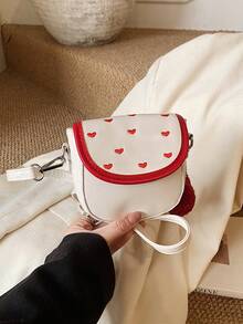 这款全新心形斜挎包休闲、简约又时尚。它采用翻盖设计，配有不可调节肩带，非常适合青少年、日常出行和旅行。小巧便携，轻松收纳日常必需品。这款百搭单品深受时尚人士喜爱，适合各种风格和场合，风格百搭。它也是馈赠亲友的绝佳礼物，尤其是在斋月期间。 - 愛心斜背包 - 查看 3