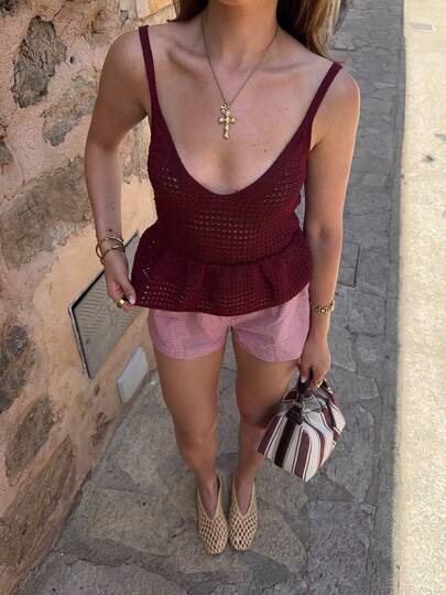 MORI 2026春夏新款女装酒红色V领无肩带针织短款上衣，针织面料，收腰设计，荷叶边下摆，休闲日常风，清新甜美美式复古宽松版型，夏季上衣，适合派对、街头风、浪漫约会等场合。