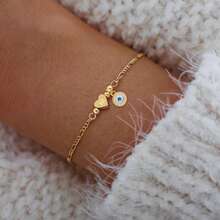 Những chữ cái hình trái tim màu vàng