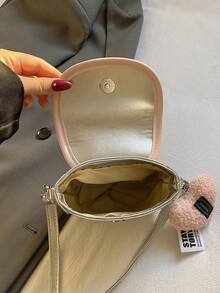 这款全新心形斜挎包休闲、简约又时尚。它采用翻盖设计，配有不可调节肩带，非常适合青少年、日常出行和旅行。小巧便携，轻松收纳日常必需品。这款百搭单品深受时尚人士喜爱，适合各种风格和场合，风格百搭。它也是馈赠亲友的绝佳礼物，尤其是在斋月期间。 - 愛心斜背包 - 查看 7